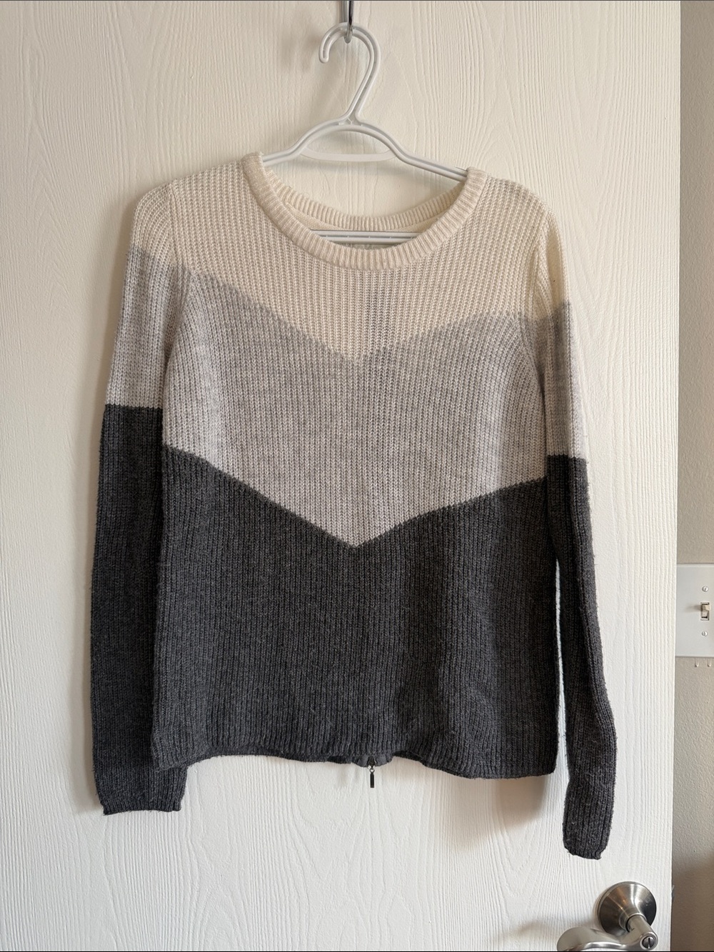 Design History Chevron Colorblock Crewneck Sweater - Cream & Gray